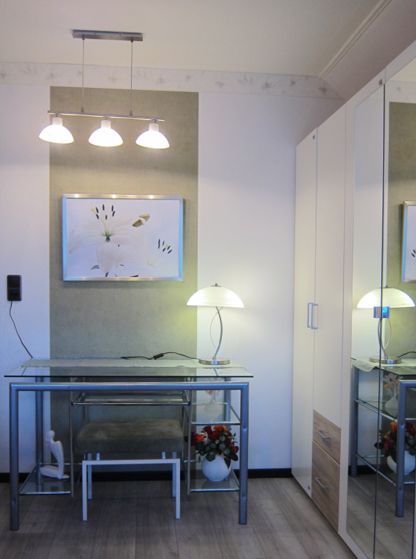 Schreibtisch und Kleiderschrank Schreibtisch und Kleiderschrank